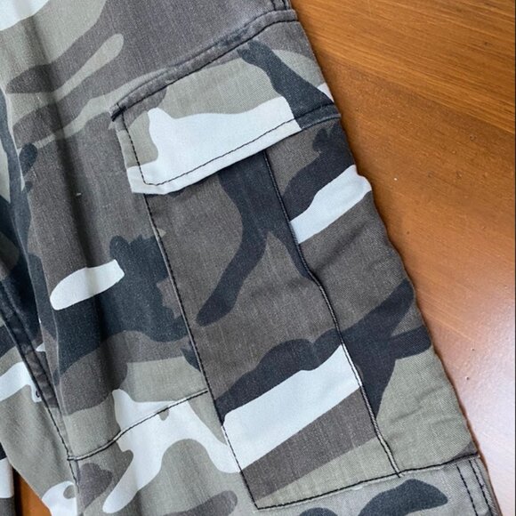Camoflauge Cargo Pants - Picture 5 of 7
